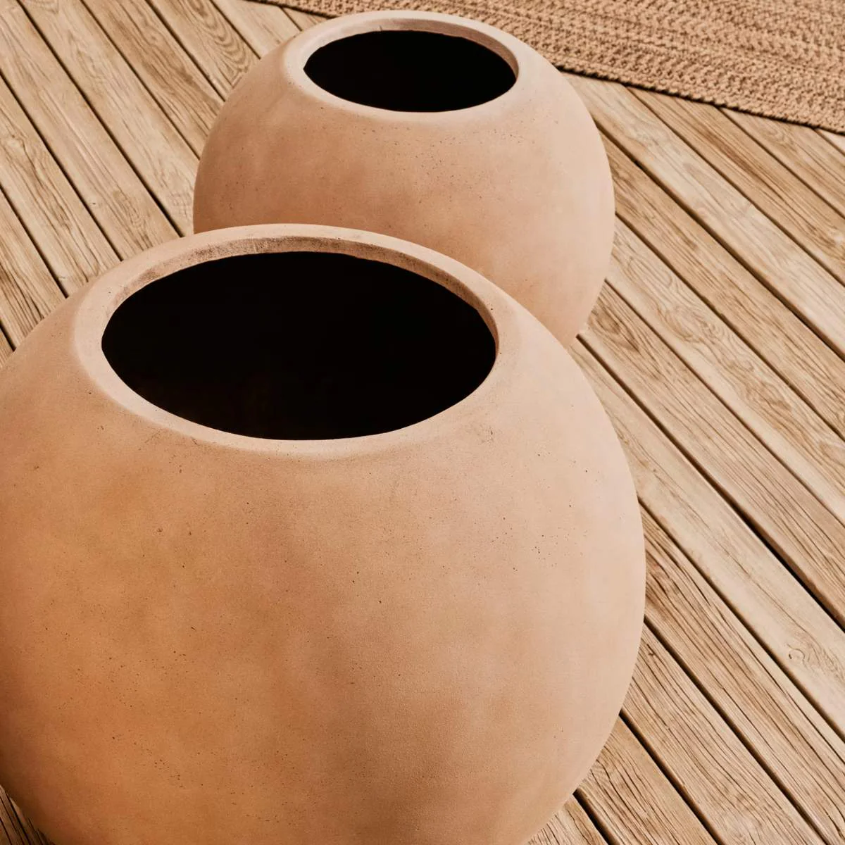 Kave Home Solna terracotta-effect planter Ø51cm - Image 5