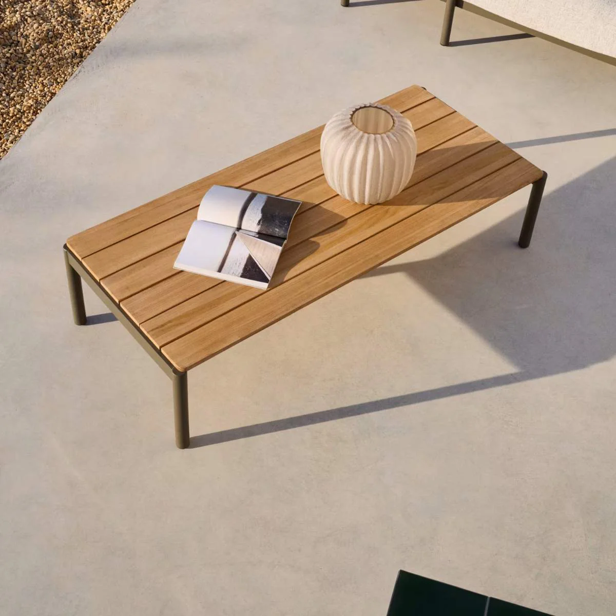 Kave Home Sorells coffee table in green aluminum and teak wood 63 x 144,6 cm FSC 100% - Image 11