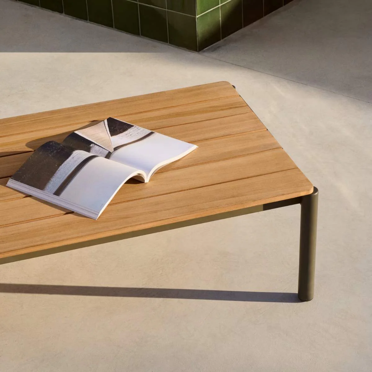 Kave Home Sorells coffee table in green aluminum and teak wood 63 x 144,6 cm FSC 100% - Image 13