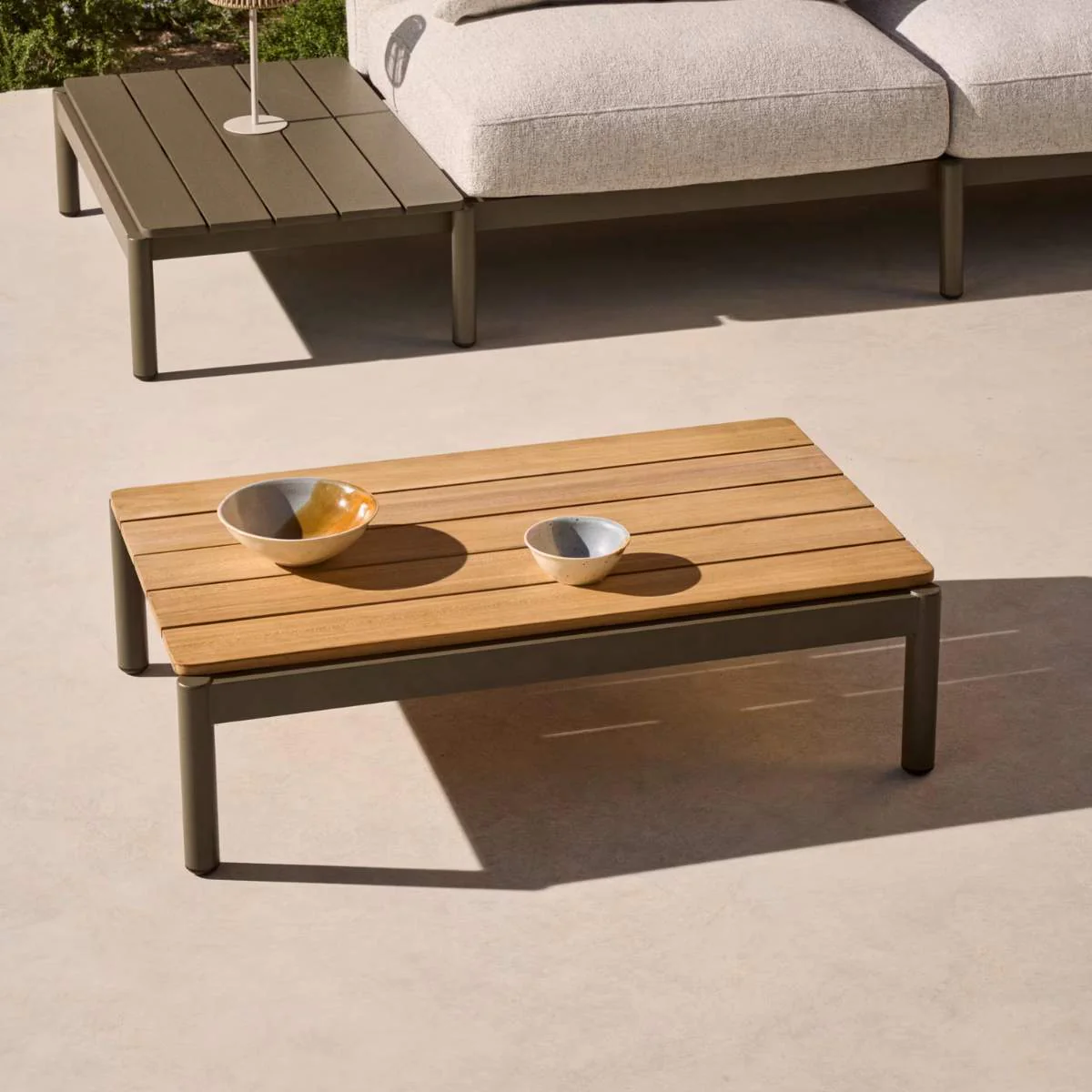 Kave Home Sorells coffee table in green aluminum and teak wood 52,4 x 91 cm FSC 100% - Image 11