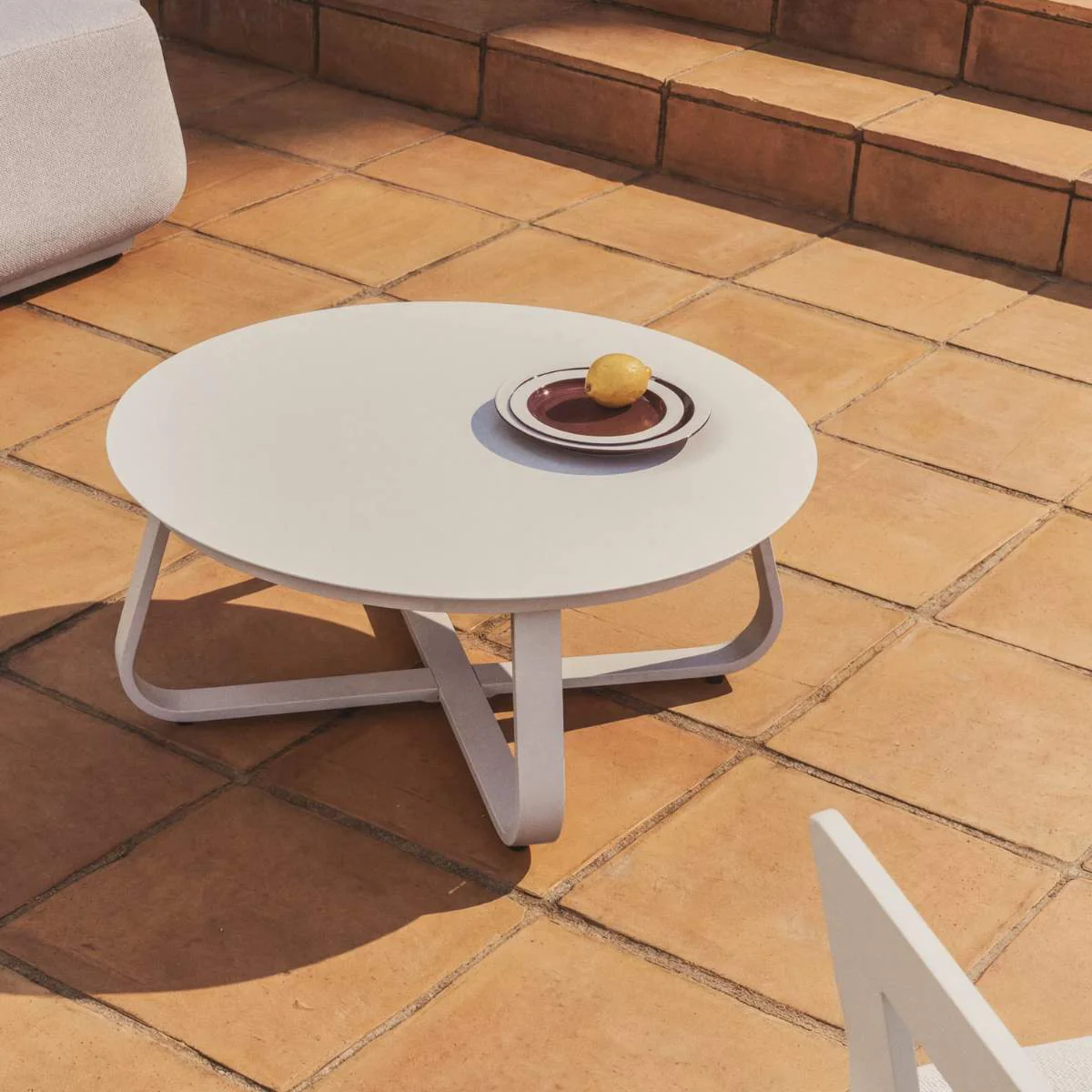 Kave Home Tamaris ecru aluminium outdoor coffee table Ø80cm - Image 12