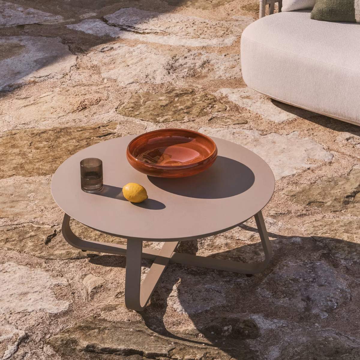 Kave Home Tamaris ecru aluminium outdoor coffee table Ø80cm - Image 14