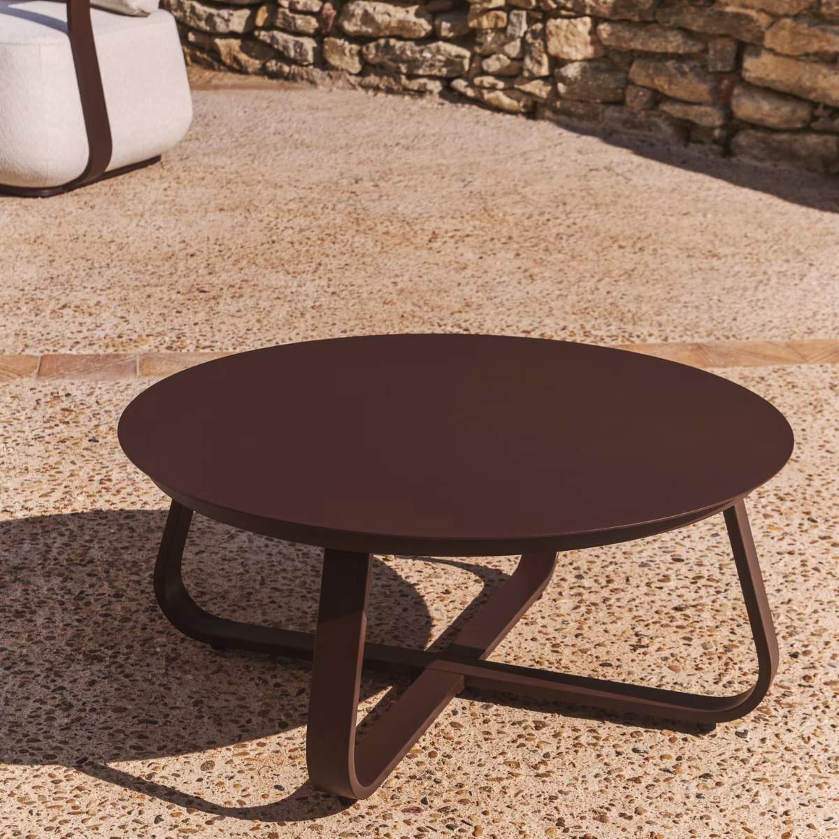 Kave Home Tamaris ecru aluminium outdoor coffee table Ø80cm - Image 16