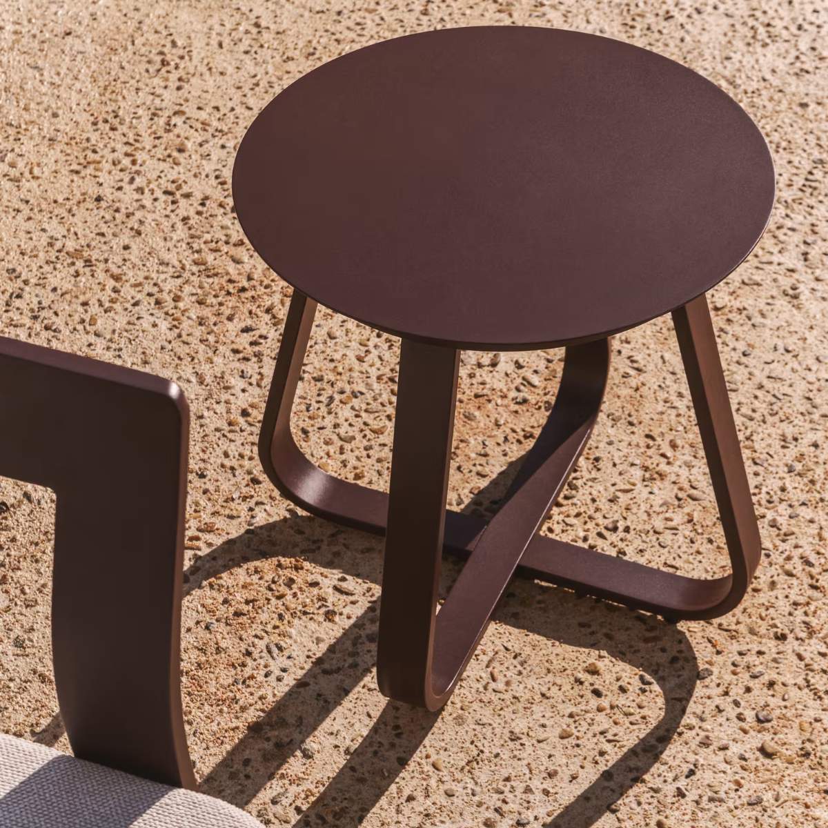 Kave Home Tamaris ecru aluminium outdoor side table Ø48cm - Image 20