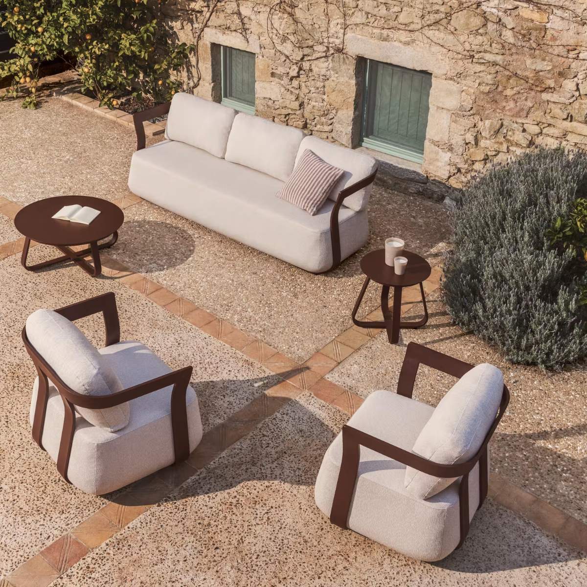 Kave Home Tamaris ecru aluminium outdoor side table Ø48cm - Image 21