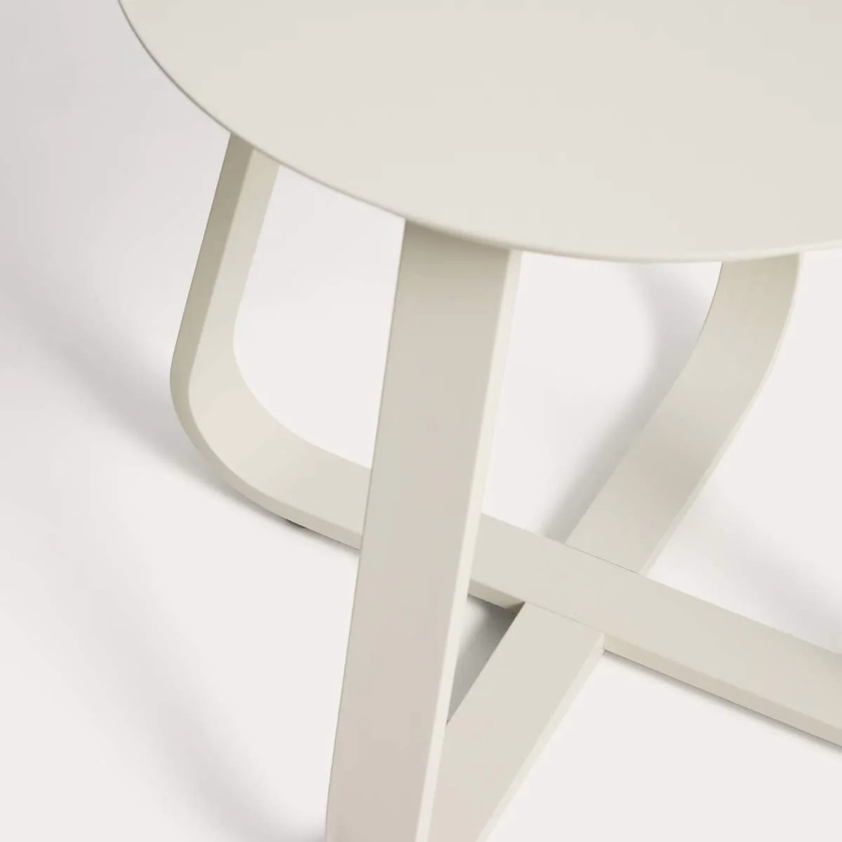 Kave Home Tamaris ecru aluminium outdoor side table Ø48cm - Image 4