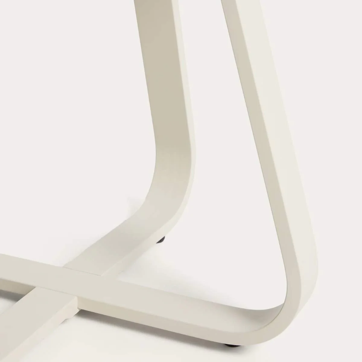 Kave Home Tamaris ecru aluminium outdoor side table Ø48cm - Image 6