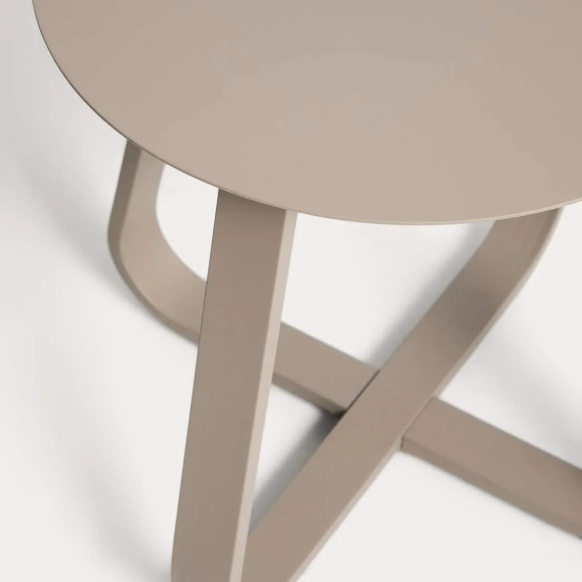 Kave Home Tamaris ecru aluminium outdoor side table Ø48cm - Image 7