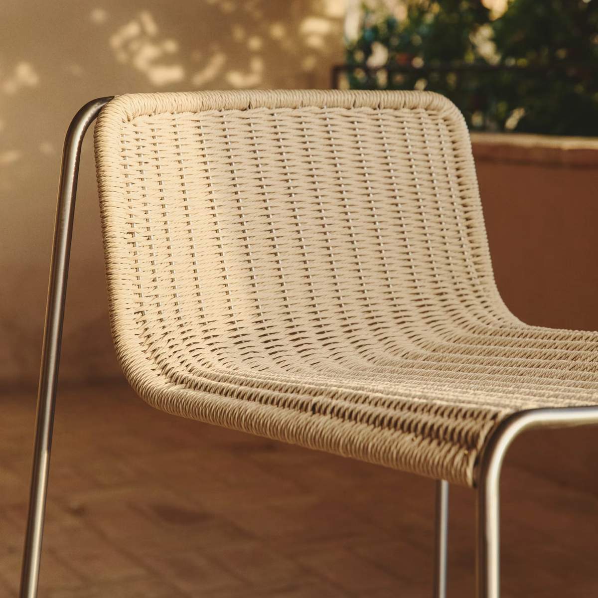Kave Home Tavari stackable stool in beige synthetic rope cord and AISI 304 stainless steel with brushed finish 75 cm - Image 10