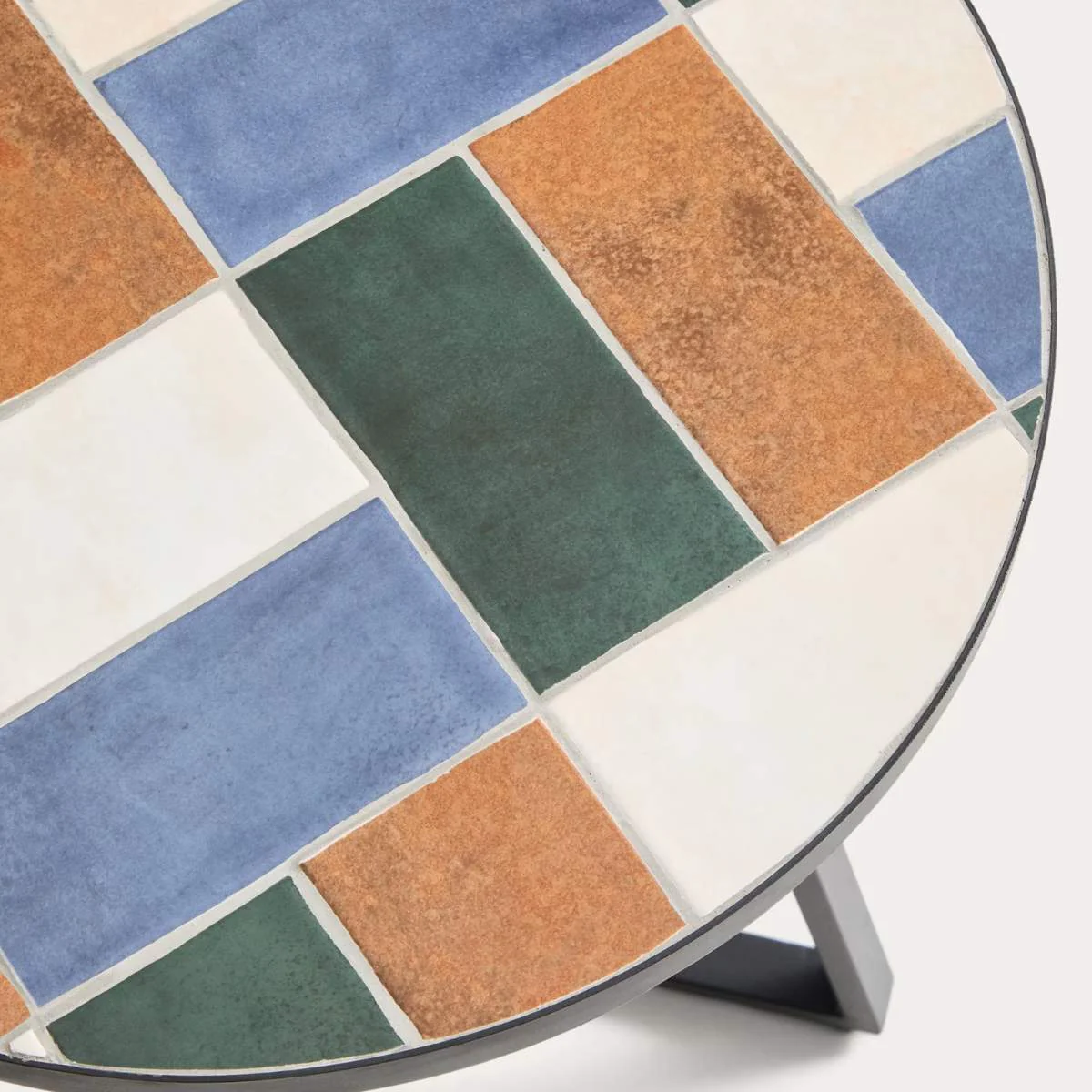 Kave Home Tella round side table in galvanised steel with beige tiles Ø45 cm - Image 8