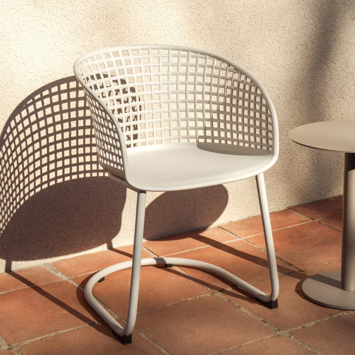 Kave Home Tenaro green plastic outdoor chair with steel structure - Image 27