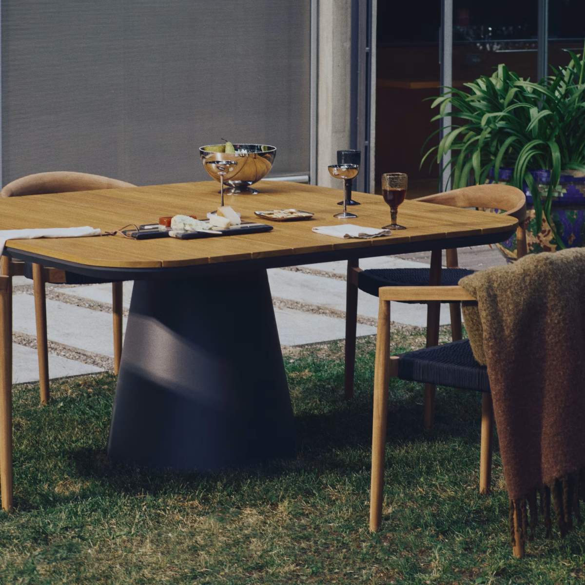 Kave Home Tudons outdoor table in aluminium with a grey and teak finish, 148 x 148 cm FSC 100% - Image 11
