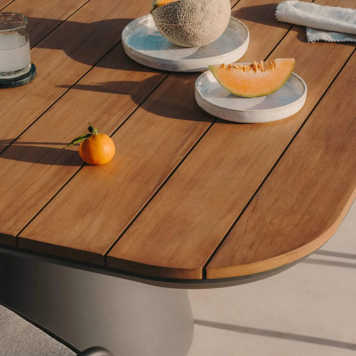 Kave Home Tudons outdoor table in aluminium with a grey and teak finish, 148 x 148 cm FSC 100% - Image 7