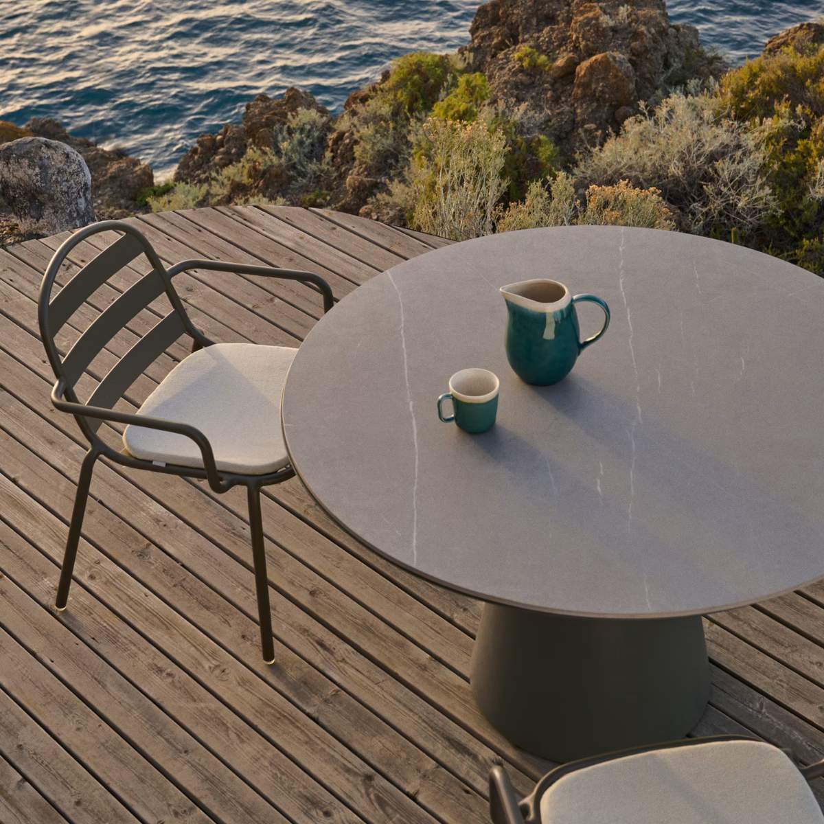 Kave Home Tudons round outdoor table in aluminium in a grey and teak finish, Ø120 cm FSC 100% - Image 11