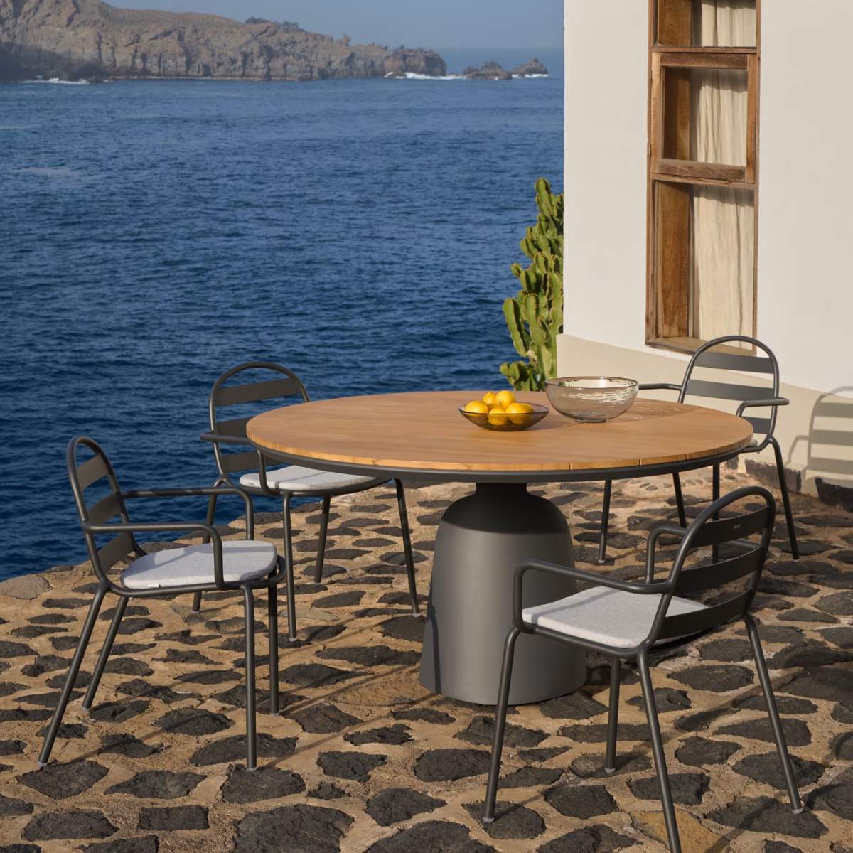 Kave Home Tudons round outdoor table in aluminium in a grey and teak finish, Ø120 cm FSC 100% - Image 9