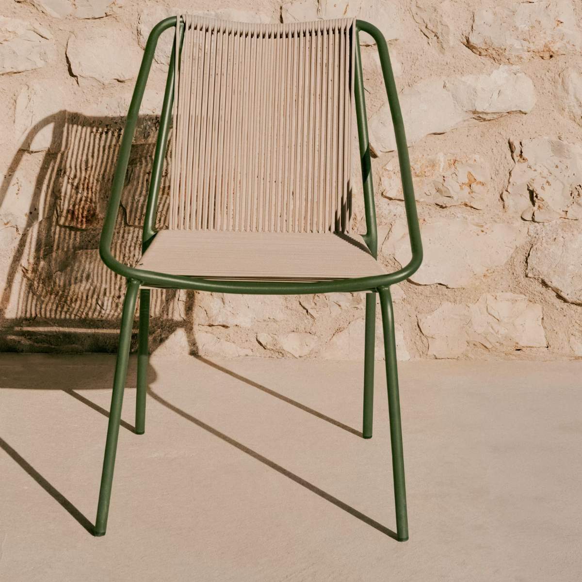 Kave Home Zivia stackable outdoor chair in ecru rope cord and burgundy galvanised steel - Image 30