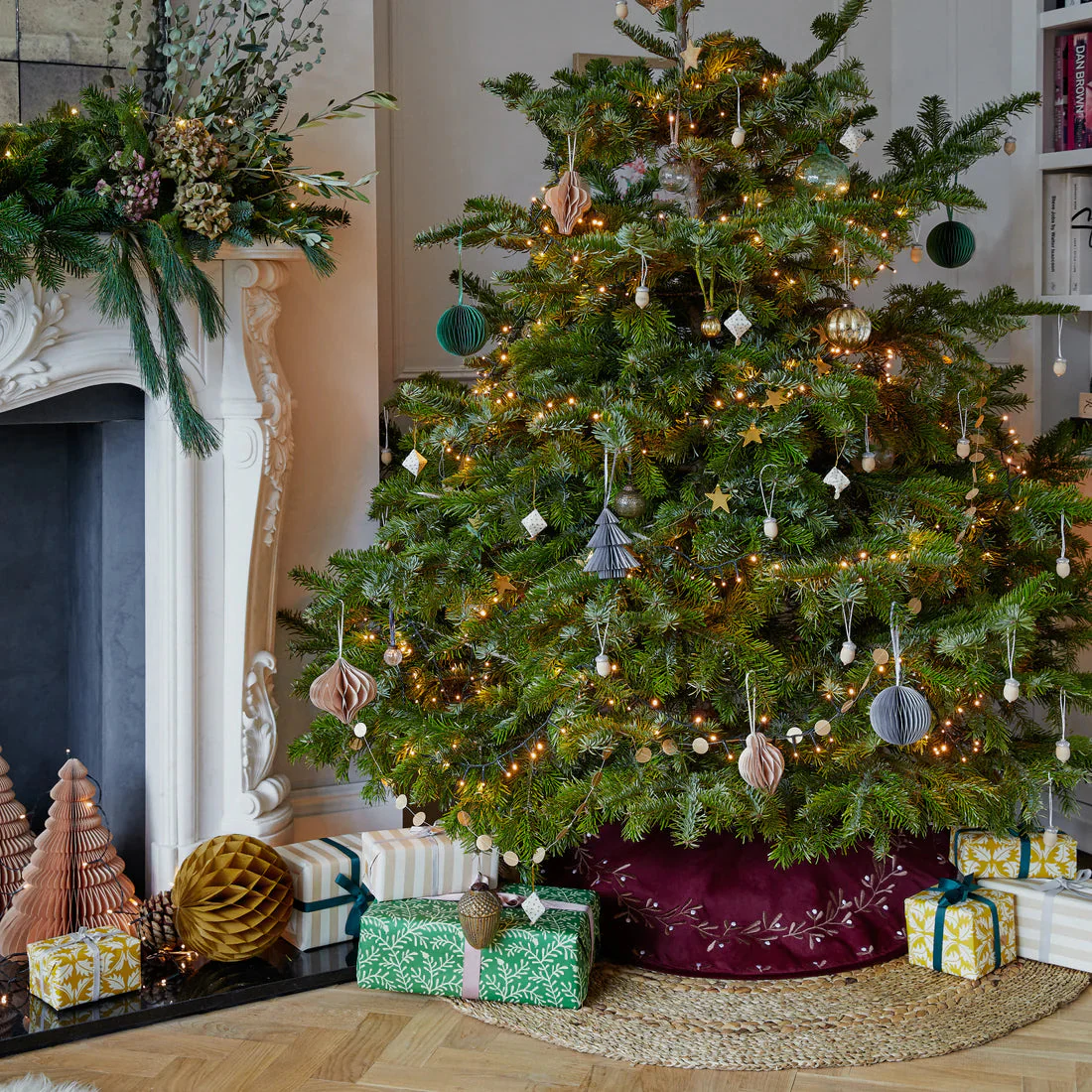 Ivyline Velvet Mistletoe Tree Skirt - Image 5