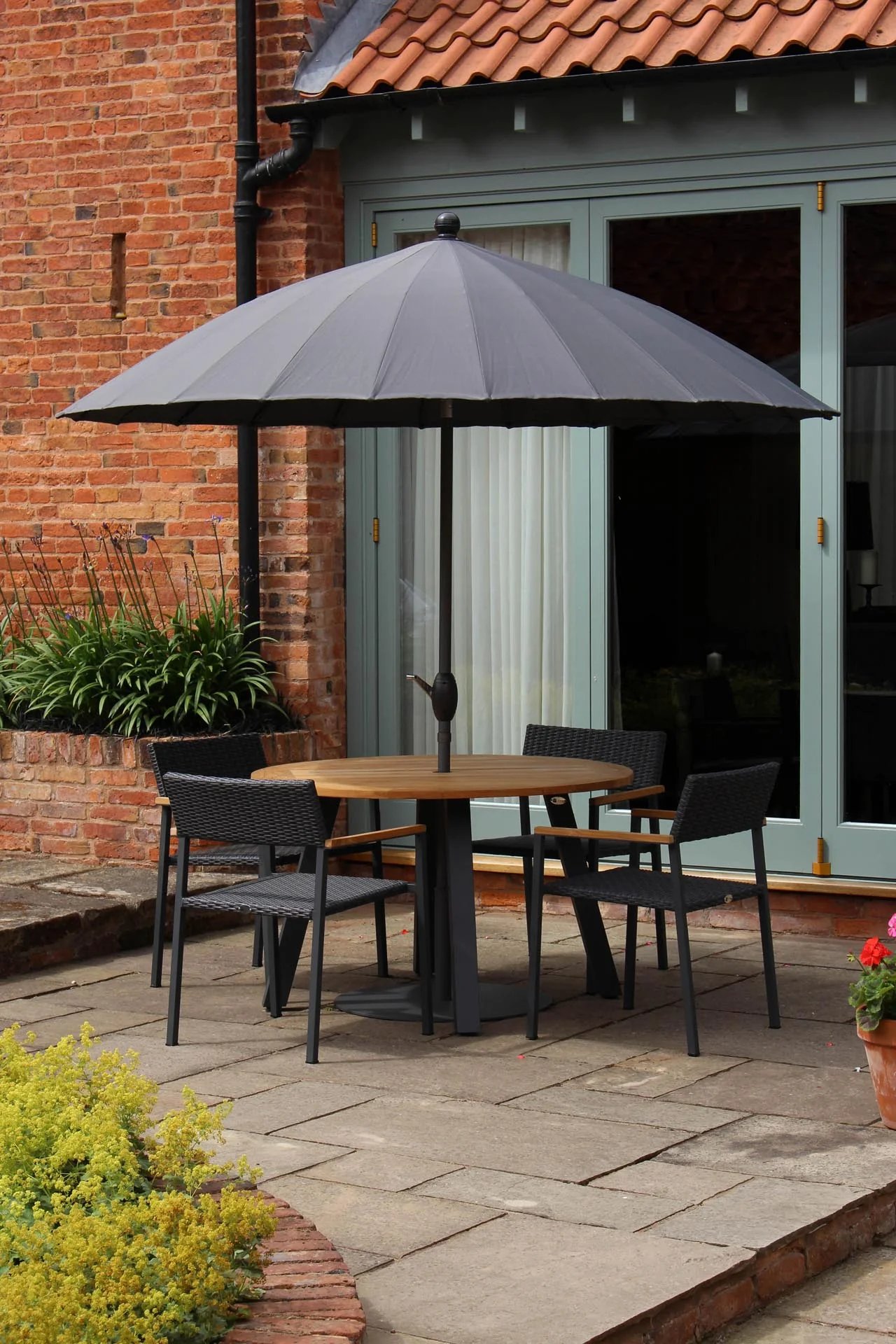 PR Home Atlantic 120cm Round Outdoor Dining Table – Anthracite / Teak - Image 9